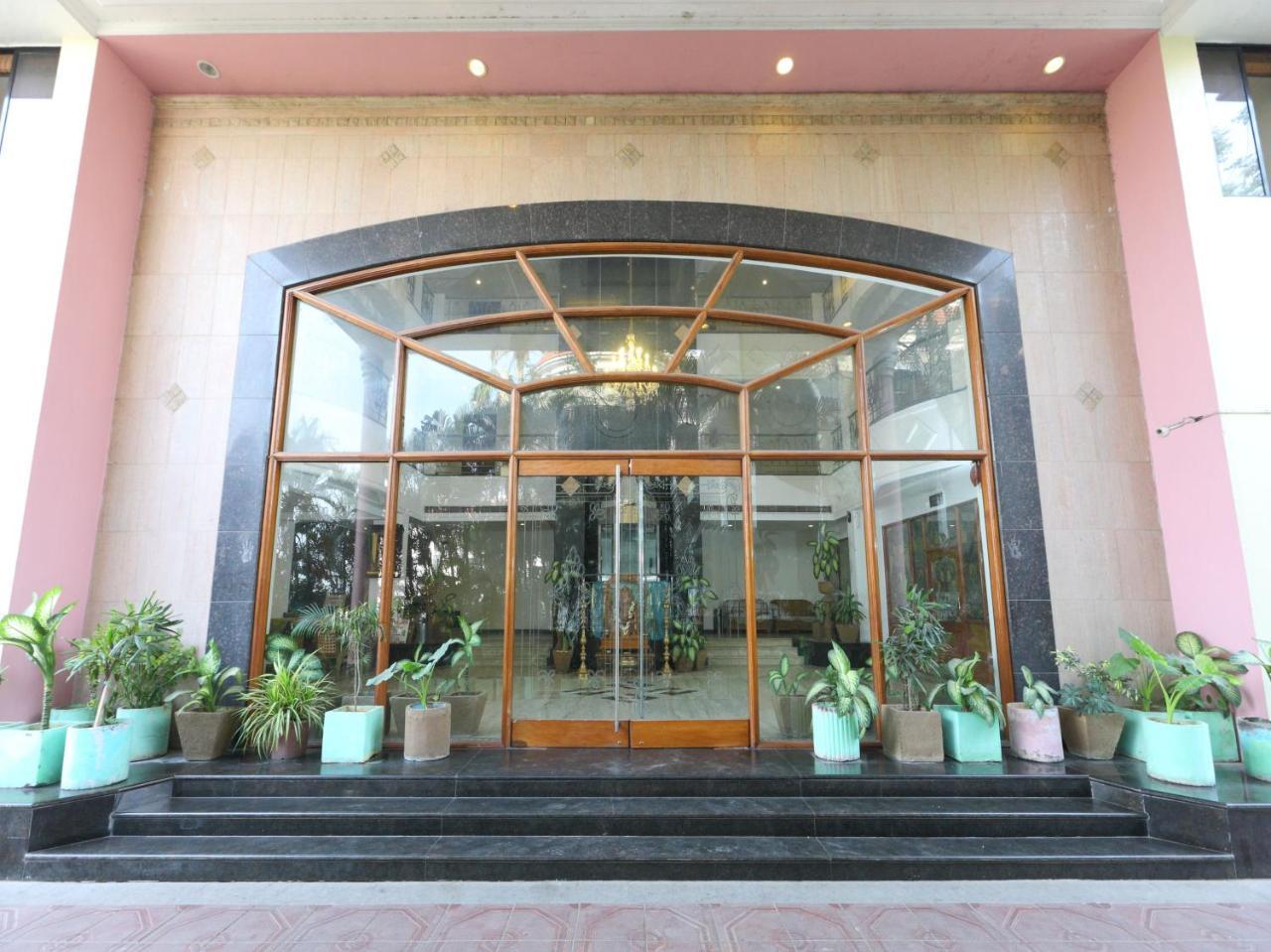 Oyo 1081 Hotel Sindhu International Tirupati Exterior foto